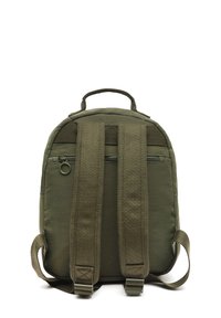 Maslina zeleni ruksak s podstavljenim materijalom, dvostrukim podesivim trakama i ručkom na vrhu. Ima zip zatvoren stražnji džep za pohranu.
