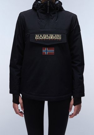 Osoba nosząca czarną kurtkę Napapijri z przednią kieszenią na klapę i naszywką z flagą Norwegii pod logo marki.