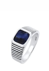 Sudraba gredzens ar kvadrātveida zilu akmeni centrā, ar teksturētām horizontālām līnijām pa gredzena joslu. Akmenī ir redzamas tumšas plankumiņi.