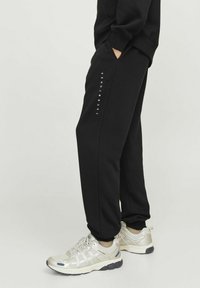 Jack & Jones COMFORT FIT - Pantaloni sportivi - black