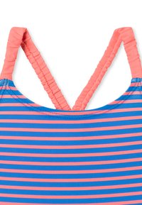 Maillot de bain rayé bleu et rose avec un design en V, présentant des bretelles roses extensibles et une texture lisse.