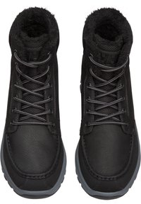 Zwarte winterlaarzen met een leren bovenkant, faux fur voering en grijze rubberen zool. Kenmerken zijn een vetersluiting en een gestructureerde rand.