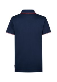 Námořnická modrá polo tričko s plochým límcem a krátkými rukávy. Disponuje červenými a bílými pruhy na límci a rukávech, vyrobené ze 100% bavlny.