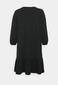 Czarna sukienka wykonana z miękkiego materiału, z falbaniastym dołem, długimi bufkami i okr ągłym dekoltem z detalem w kształcie litery V z tyłu.