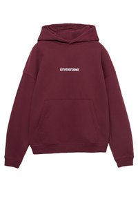 Bordeauxkleurige hoodie gemaakt van zachte stof, voorzien van een voorzak, verstelbare capuchon met trekkoord en een wit "STWDSTUDIO"-logo op de borst.