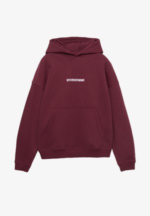 Bordeauxkleurige hoodie gemaakt van zachte stof, voorzien van een voorzak, verstelbare capuchon met trekkoord en een wit "STWDSTUDIO"-logo op de borst.