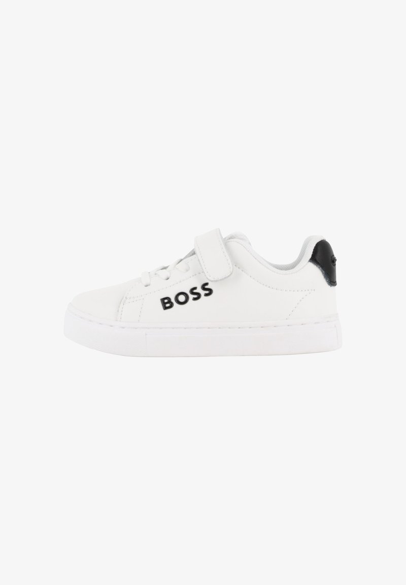 Sneaker bianca con tomaia sintetica liscia, dettaglio nero sul tallone, chiusura a strap e suola in gomma testurizzata. Presenta il logo "BOSS" sul lato.