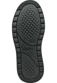Suola di scarpa in gomma nera con superficie texturizzata caratterizzata da motivi circolari e ovali, logo "GEOX" e linee di battistrada per la presa.