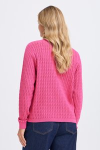 Un pull en tricot rose avec un motif côtelé texturé, un col rond et des manches longues. Porté avec un jean bleu, montrant la vue de dos.