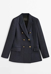 Blazer croisé bleu marine avec boutons dorés, revers à crans, poches à rabat et manches longues, présenté sur un fond blanc.