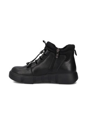 Czarne sneakersy typu high-top wykonane z materiału syntetycznego z teksturowanym wykończeniem, z bocznym zamkiem, elastycznymi sznurowadłami i masywną gumową podeszwą.