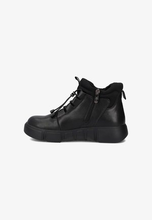 Czarne sneakersy typu high-top wykonane z materiału syntetycznego z teksturowanym wykończeniem, z bocznym zamkiem, elastycznymi sznurowadłami i masywną gumową podeszwą.