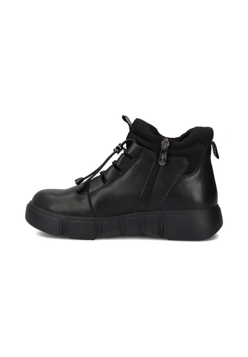 Czarne sneakersy typu high-top wykonane z materiału syntetycznego z teksturowanym wykończeniem, z bocznym zamkiem, elastycznymi sznurowadłami i masywną gumową podeszwą.