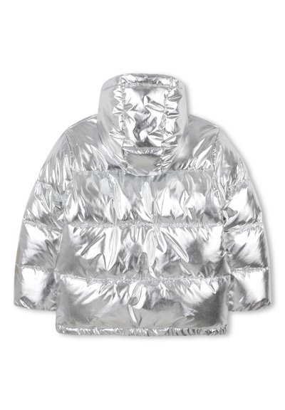 Doudoune argentée avec une surface réfléchissante brillante, capuche et design matelassé. Présente des coutures froncées aux coutures et à l'ourlet.