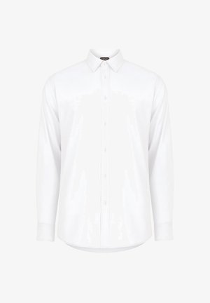 Biała koszula z długim rękawem i klasycznym kołnierzykiem, charakteryzująca się gładką, jednolitą teksturą i zaokrąglonym dołem. Zapięcie na guziki z przodu.