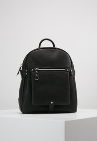 Sac à dos en cuir noir avec une finition texturée, un dessus arrondi, une poche zippée à l'avant, des bretelles ajustables et une poignée de transport.
