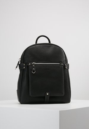 Sac à dos en cuir noir avec une finition texturée, un dessus arrondi, une poche zippée à l'avant, des bretelles ajustables et une poignée de transport.