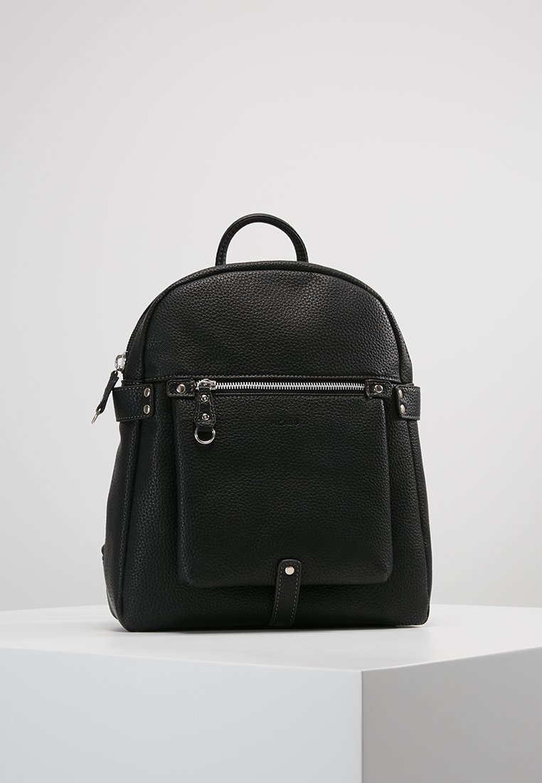 Sac à dos en cuir noir avec une finition texturée, un dessus arrondi, une poche zippée à l'avant, des bretelles ajustables et une poignée de transport.