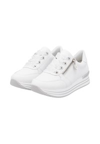 Baskets blanches en cuir lisse, avec un design à lacets, un détail de fermeture éclair argenté sur le côté et une semelle empilée blanche et grise.