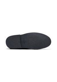 Zwarte, tekstuur rubberen zool van een nette schoen voor mannen met een rechthoekige hak en het "Clarks" logo, geperst nabij de boog.