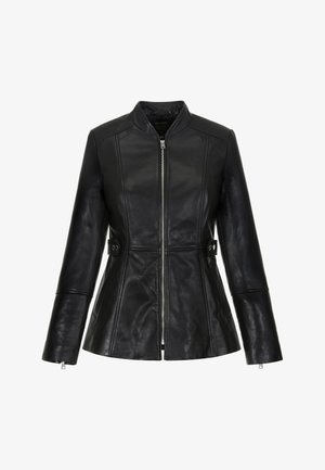 Czarna skórzana kurtka o dopasowanym kroju, z wysokim kołnierzem, długimi rękawami, zamkiem błyskawicznym i bocznymi klamrami jako detalem. Strukturalne wykończenie.