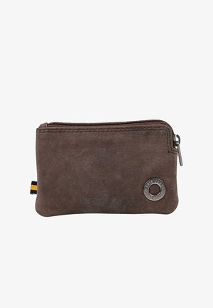 Cartera de cuero marrón con una textura suave, que cuenta con cierre de cremallera, un adorno de logo metálico y una etiqueta de tela a rayas en el lateral.