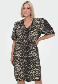 Klänning med leopardmönster i beige och svart tyg, med V-ringning, korta puffärmar och en lös passform, samt rynkade detaljer vid midjan.