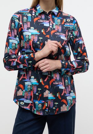 Marineblauw overhemd met knopen en kleurrijke prints in Parijse stijl, waaronder gebouwen, de Eiffeltoren, caféscènes en borden met de tekst "Bienvenue Bar Parisien".