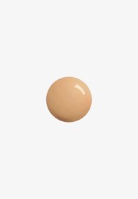 Sphère beige lisse avec une subtile réflexion de lumière, centrée sur un fond blanc uni.