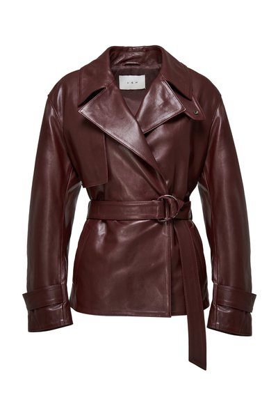 Bordeaux leren jack met een riem in de taille, brede revers en knoopmanchetten; gladde textuur met een glanzende afwerking.