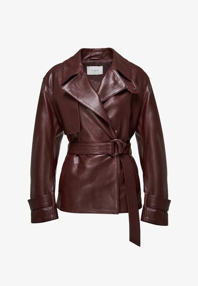 Burgunderfarbene Lederjacke mit tailliertem Gürtel, breiten Revers und geknöpften Manschetten; glatte Textur mit glänzendem Finish.