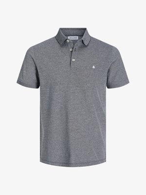 Harmaa polo-paita lyhyillä hihoilla, kaksinappinen kaula-aukko ja kontrastivärinen kaulus. Vasemmassa rinnassa pieni logo.