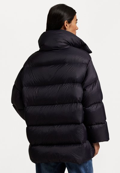 Zwarte pufferjack met een hoge kraag, geborduurd ontwerp en dikke horizontale secties. Heeft een cropped lengte en brede mouwen.