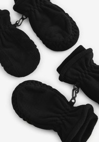 Schwarze Fleece-Handschuhe mit weicher Textur, gerafftem Handgelenk und schwarzem Hardware-Anschluss. Drei Handschuhe, die aus verschiedenen Winkeln präsentiert werden.