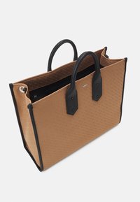 Brązowa torba tote z fakturą, z czarnymi uchwytami, czarnym wykończeniem, zamykaną kieszenią wewnętrzną oraz logo "BOSS" z przodu.