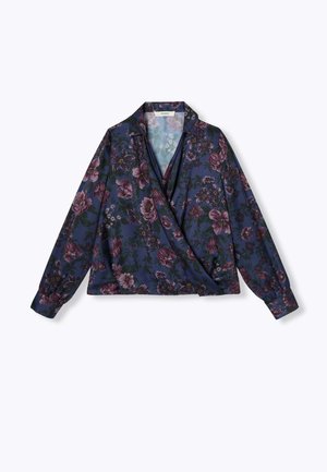 Blouse à wrap florale en bleu foncé, avec un col, des manches longues et des motifs de fleurs violettes et vertes sur un tissu lisse.