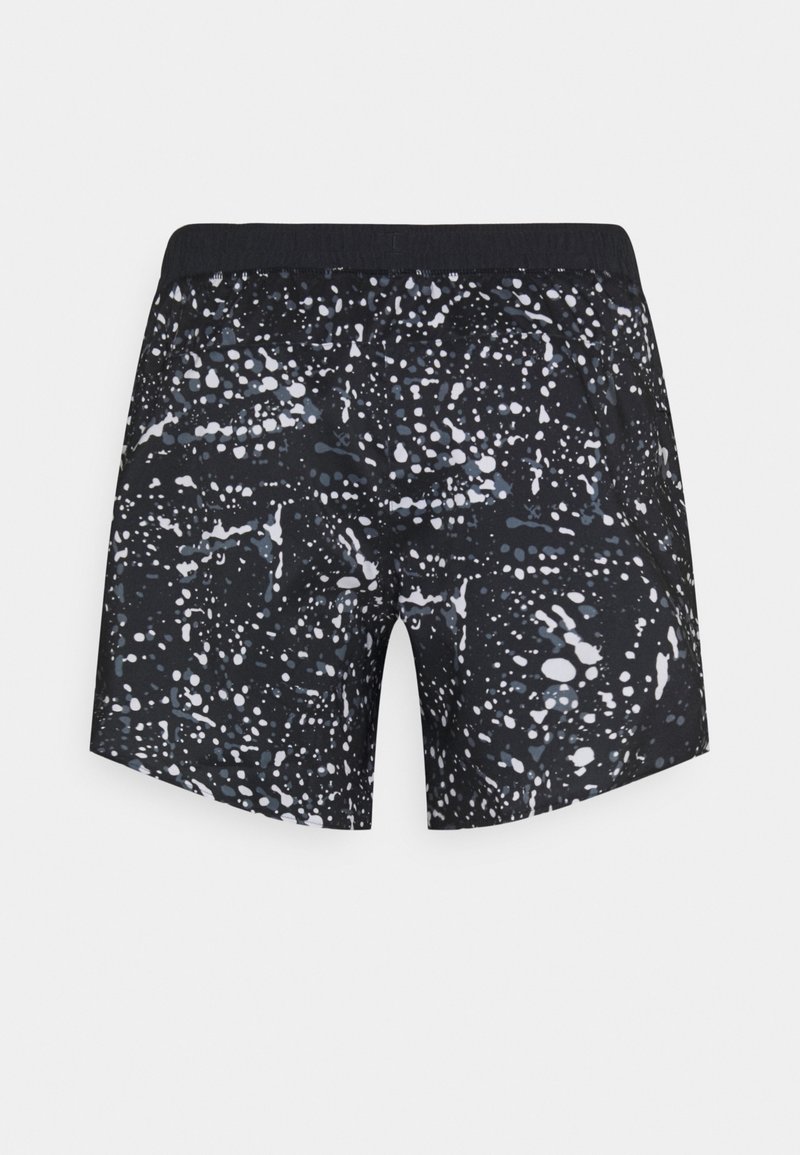 Short noir avec motif éclaboussé abstrait blanc et gris et une ceinture élastique noire unie.