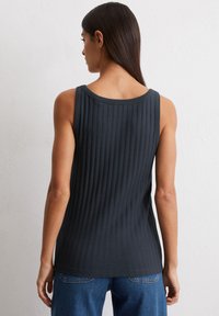 Ciemnoszara prążkowana koszulka na ramiączkach z okrągłym dekoltem, bez rękawów i prostym dołem. Tkanina jest gładka z delikatną teksturą.