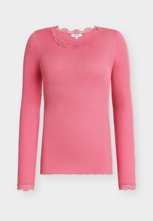 Ροζ μακρυμάνικο ριμπ τοπ με δαντέλα στο στρογγυλό ντεκολτέ και τις μανσέτες, σε μέγεθος μικρό, σχεδιασμένο για γυναίκες.