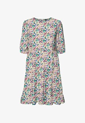 Robe fleurie avec un col rond, des manches trois-quarts et un ourlet à volants. Présente un motif floral multicolore sur un fond clair.