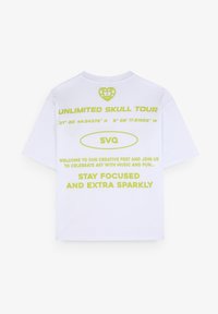 Witte katoenen t-shirt met heldergele tekst op de achterkant, inclusief "UNLIMITED SKULL TOUR" en coördinaten, met een ontspannen pasvorm.