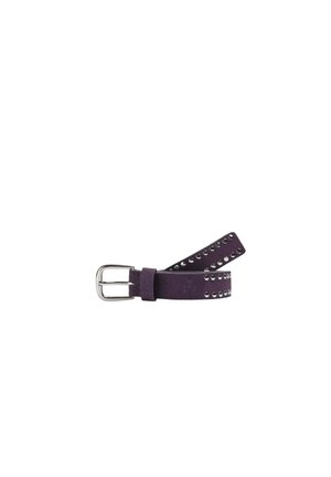 Cinturón de ante morado con remaches plateados a lo largo de un lado y una hebilla rectangular de metal. Presenta una textura suave y un diseño esbelto.