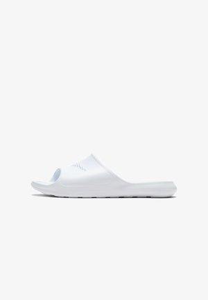 Sandale blanche à enfiler avec un dessus texturé, design ouvert à l'avant et semelle plate avec un talon légèrement surélevé. Fabriquée en matériau imperméable durable.