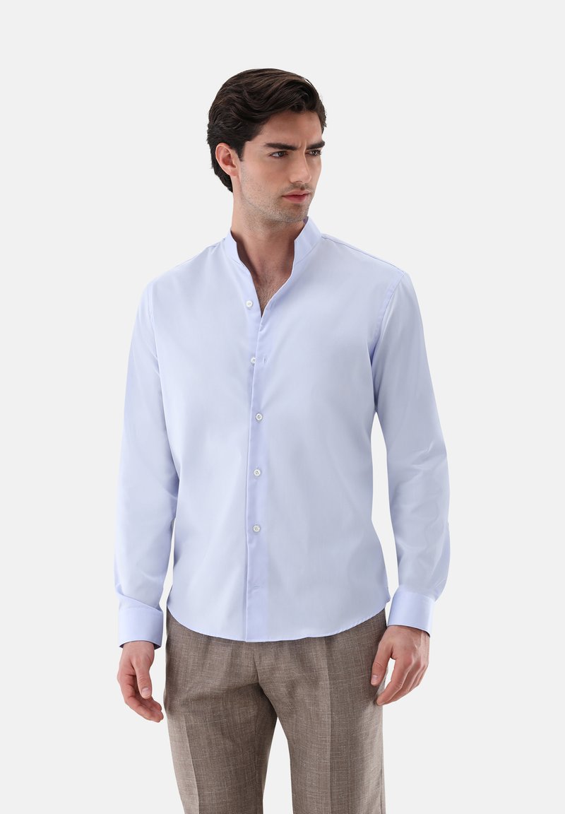 Himmelblaues Langarmhemd mit Stehkragen und weißen Knöpfen. Aus glattem Stoff gefertigt, mit taillierter Passform und minimaler Textur.