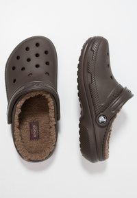 Crocs CLASSIC LINED - Tamancos - espresso/walnut