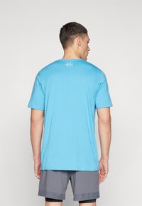 Under Armour LEFT CHEST LOGO - T-shirts med print - ether blue/white