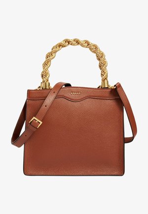 Bruine handtas van textuurleer met een gevlochten gouden handvat, verstelbare band en een reliëflogo aan de voorkant. Vierkant ontwerp, minimalistische accenten.