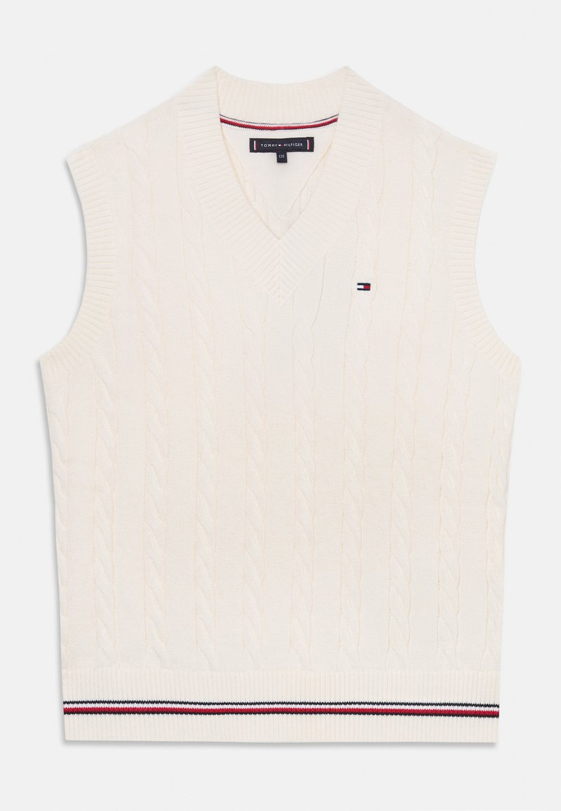 Pull en maille torsadée crème sans manches avec un col en V, doté d'un ourlet côtelé avec des accents de rayures rouges et bleues, et d'un petit logo sur la poitrine.