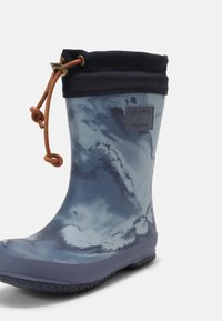 Botte de pluie en caoutchouc marbrée bleu et gris pour enfant, avec un bord noir et un cordon de serrage brun.
