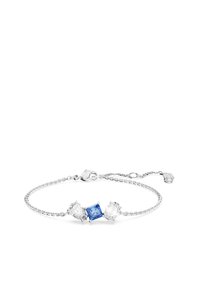 Pulsera de cadena de plata que presenta una piedra cuadrada azul central flanqueada por dos piedras redondas transparentes, todas ellas aseguradas en engastes de garras.